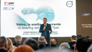 Trecento Volvo EX30 al car sharing Corrente