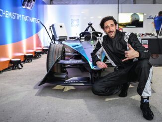 Adrien Brody prova un'auto di Formula E a Diriyah