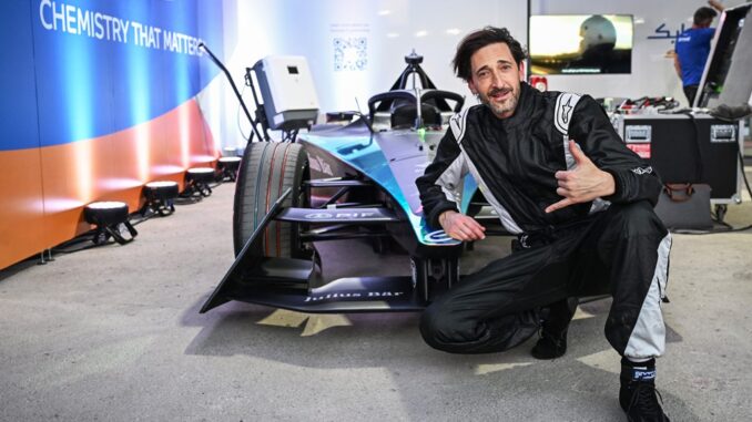 Adrien Brody prova un'auto di Formula E a Diriyah