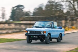 Il primo Range Rover Safari elettrificato open air “James Bond” consegnato da Lunaz