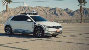 Hyundai Robotaxi Ioniq 5 a guida autonoma “prende la patente”