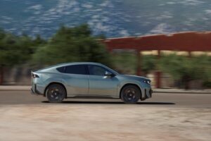 Estroversa, inconfondibile e completamente elettrica, è la nuova BMW iX4