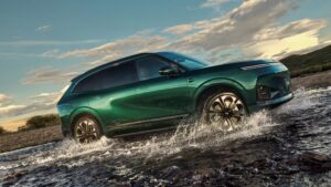Xpeng svela il SUV G9L a Parigi e apre gli ordini per il mercato europeo