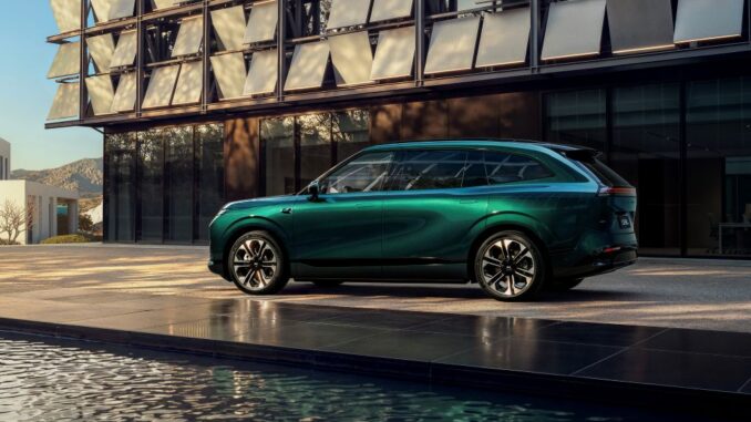 Xpeng svela il SUV G9L a Parigi e apre gli ordini per il mercato europeo
